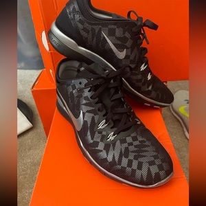 Nike woman’s sneaker black size 7.5
